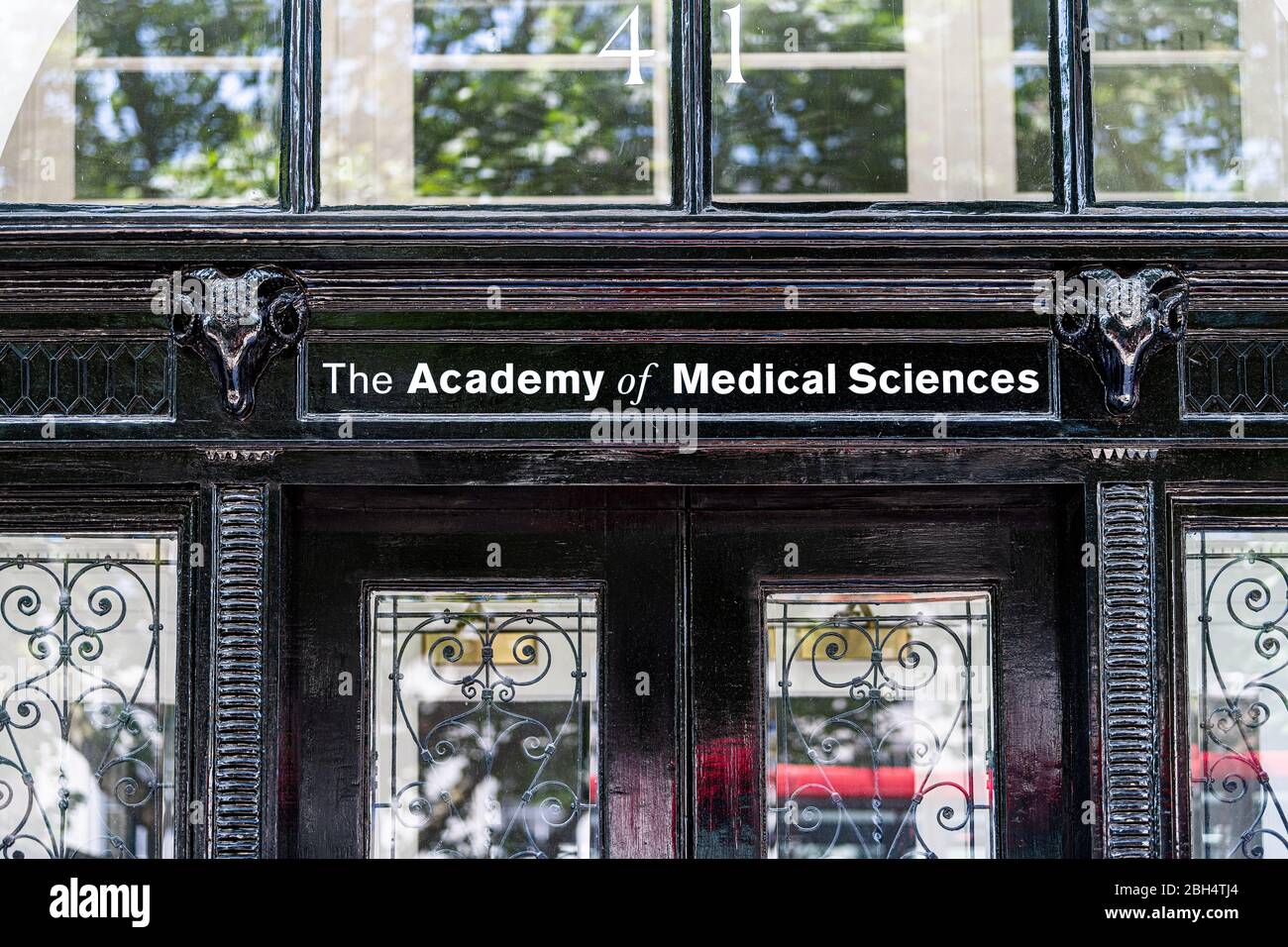 London, Großbritannien - 24. Juni 2018: Gebäude außen und Schild Nahaufnahme für die Akademie der medizinischen Wissenschaften auf Portland Place Straße Straße Stockfoto