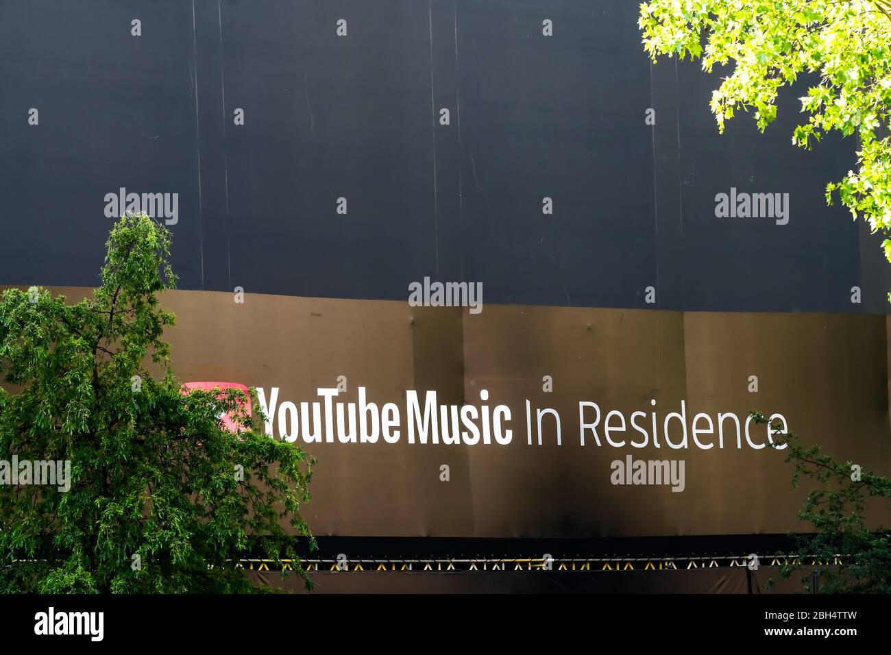 London, Großbritannien - 26. Juni 2018: Fleet Street Road im Zentrum der Innenstadt von Finanzdistrikt Stadt mit Nahaufnahme Schild für youtube Musik in Residenz Stockfoto