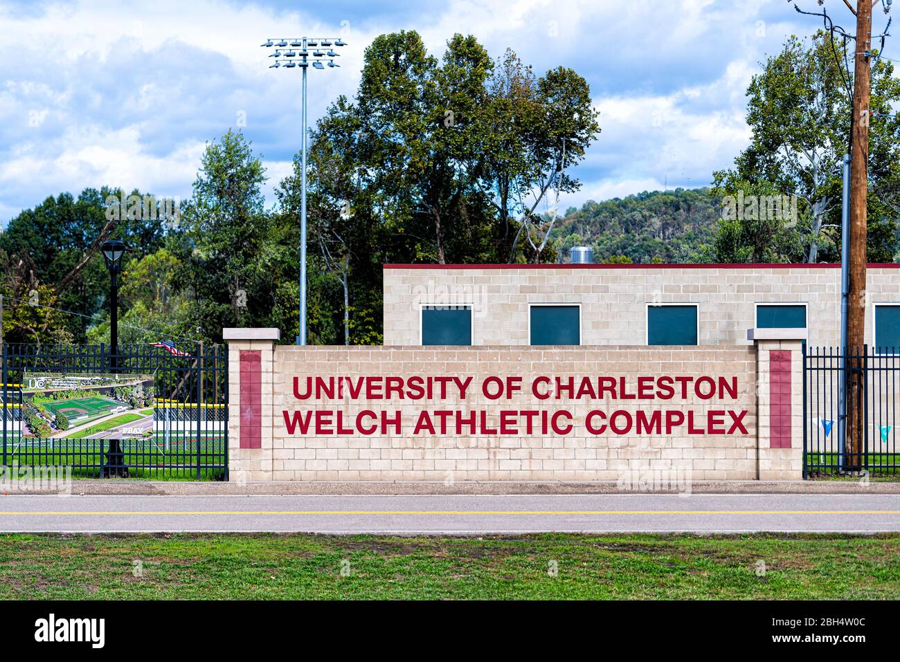 Charleston, USA - 17. Oktober 2019: Universitätscampus in West Virginia Hauptstadt mit UC Welch Athletic Komplex Schild auf modernen privaten Gebäude und Stockfoto