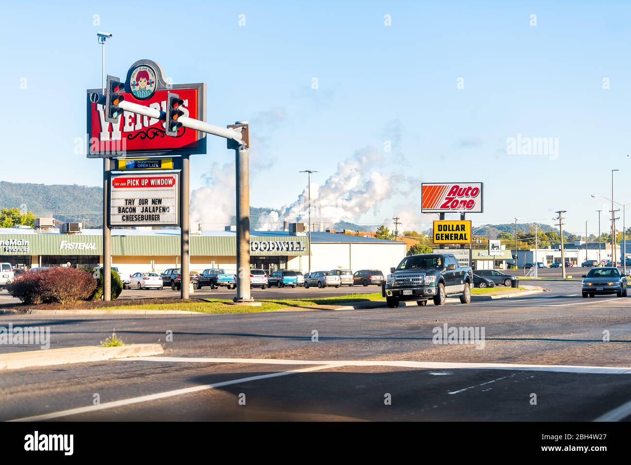 Covington, USA - 18. Oktober 2019: Virginia Stadt in Alleghany County mit Fast Food auf der Straße in einer Kleinstadt und Verschmutzung durch WestRock Papier mil Stockfoto