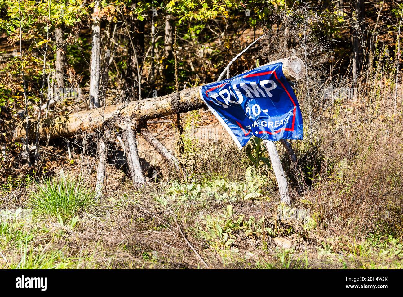 Quicksburg, USA - 18. Oktober 2019: Straßenstraße in Shenandoah County, Virginia Land mit Wahlplakaten für Trump KAG halten amerika groß Stockfoto