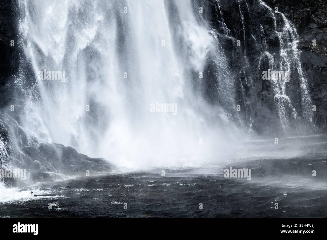 Skjervefossen Wasserfall fallen verschwimmen Wasser in der Nähe. Norwegen Natur Reise Ansicht kraftvoll weiß funkeln seidigen Strom Stockfoto