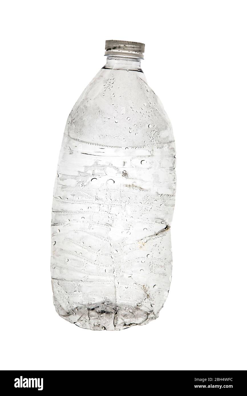 Nasse Plastikflasche auf weißem Hintergrund Stockfoto