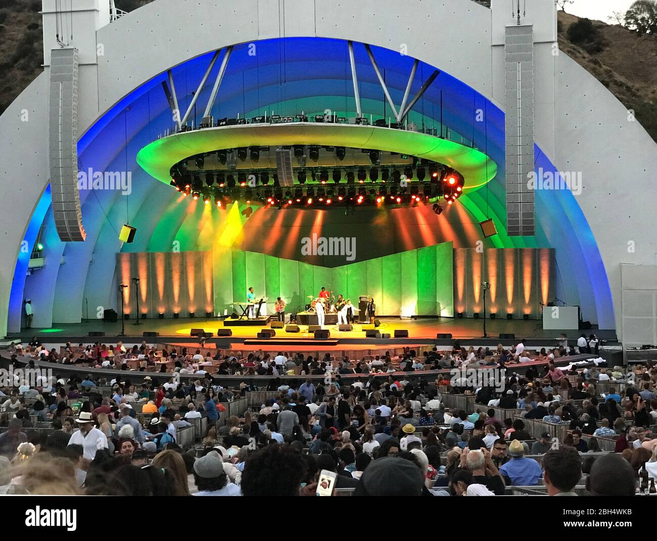 Konzert mit farbenfroher Beleuchtung im Hollywood Bowl in Los Angeles, CA Stockfoto