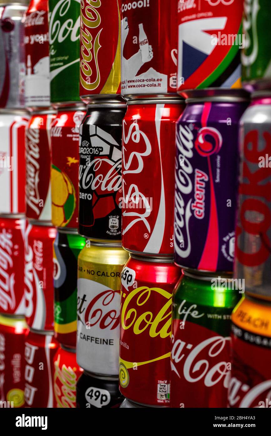 Atlanta, Georgia, USA 4. April 2020: Arabisches Coca Cola Logo auf roter Aluminiumdose auf Hintergrund vieler mehrfarbiger Aluminiumdosen von Coca Cola selective Stockfoto