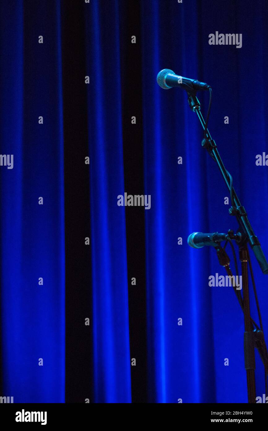 Mikrofon vor dem Bühnenvorhang Stockfoto