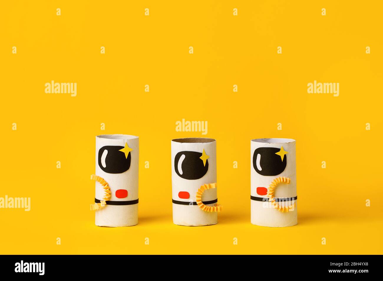 Spielzeug Astronaut auf gelbem Hintergrund mit Kopie Raum für Text. Konzept der Business-Launch, Start-up, Handwerk, diy, kreative Idee aus Toilettenröhre, re Stockfoto