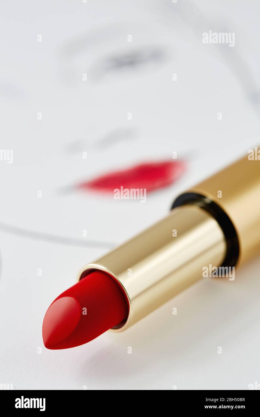 Roter Lippenstift auf der Gesichtskarte Stockfoto