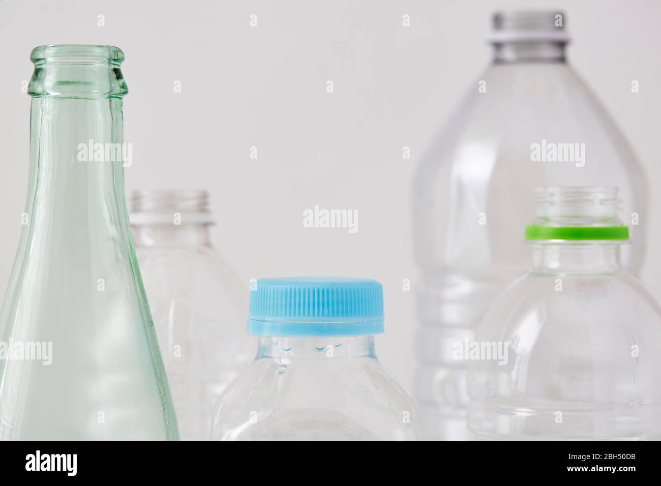 Kunststoff- und Glasflaschen Stockfoto