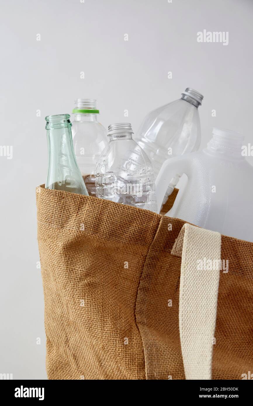 Flaschen im Recyclingbeutel Stockfoto