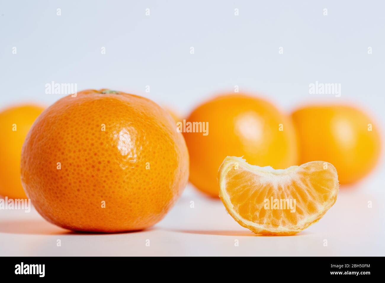 Mandarinen vor weißem Hintergrund Stockfoto