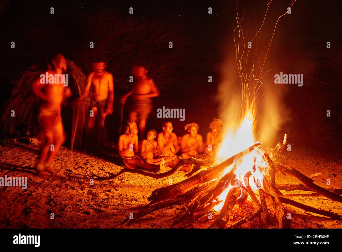 Traditionelle San-Tanz um Feuer in der Nacht, Ghanzi, Botswana, Afrika Stockfoto