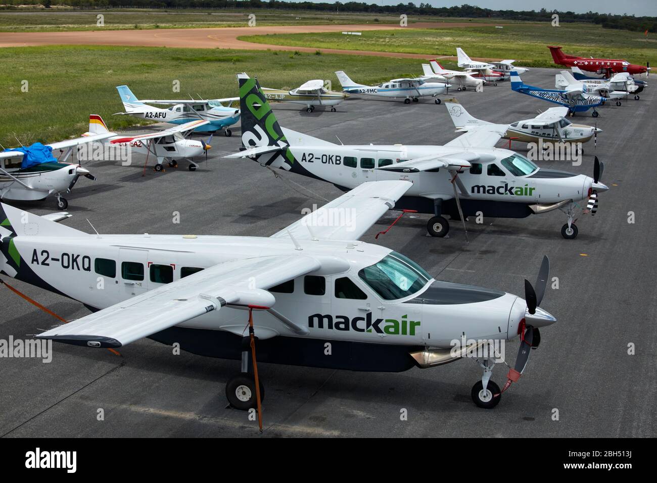 Flugzeuge am Flughafen Maun, Maun, Botswana, Afrika - Luftaufnahme Stockfoto