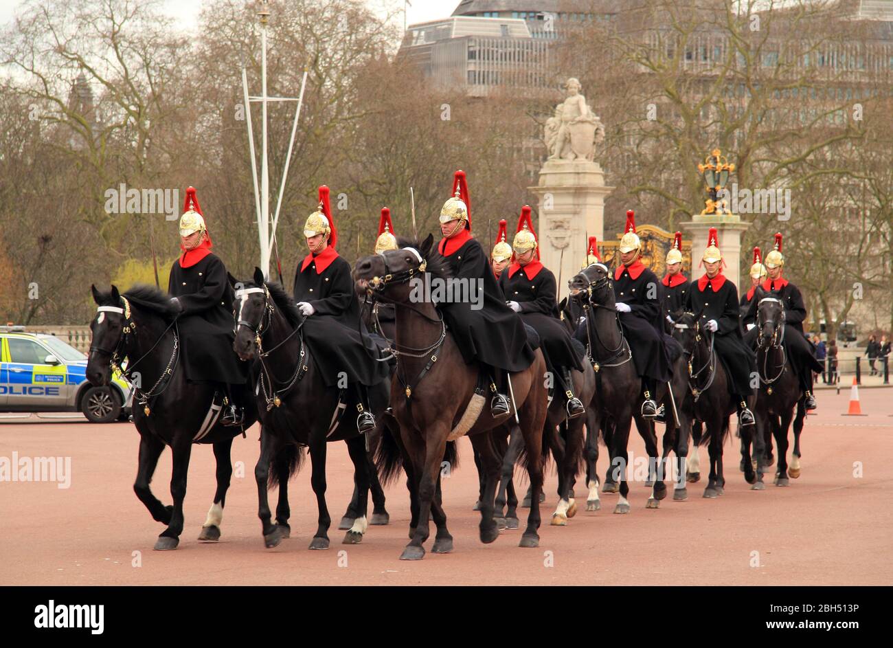 Mitglieder der Household Cavalry nehmen am Wachwechsel am Buckingham Palace in London, England, am 13. März 2020 in London, England, Teil Stockfoto