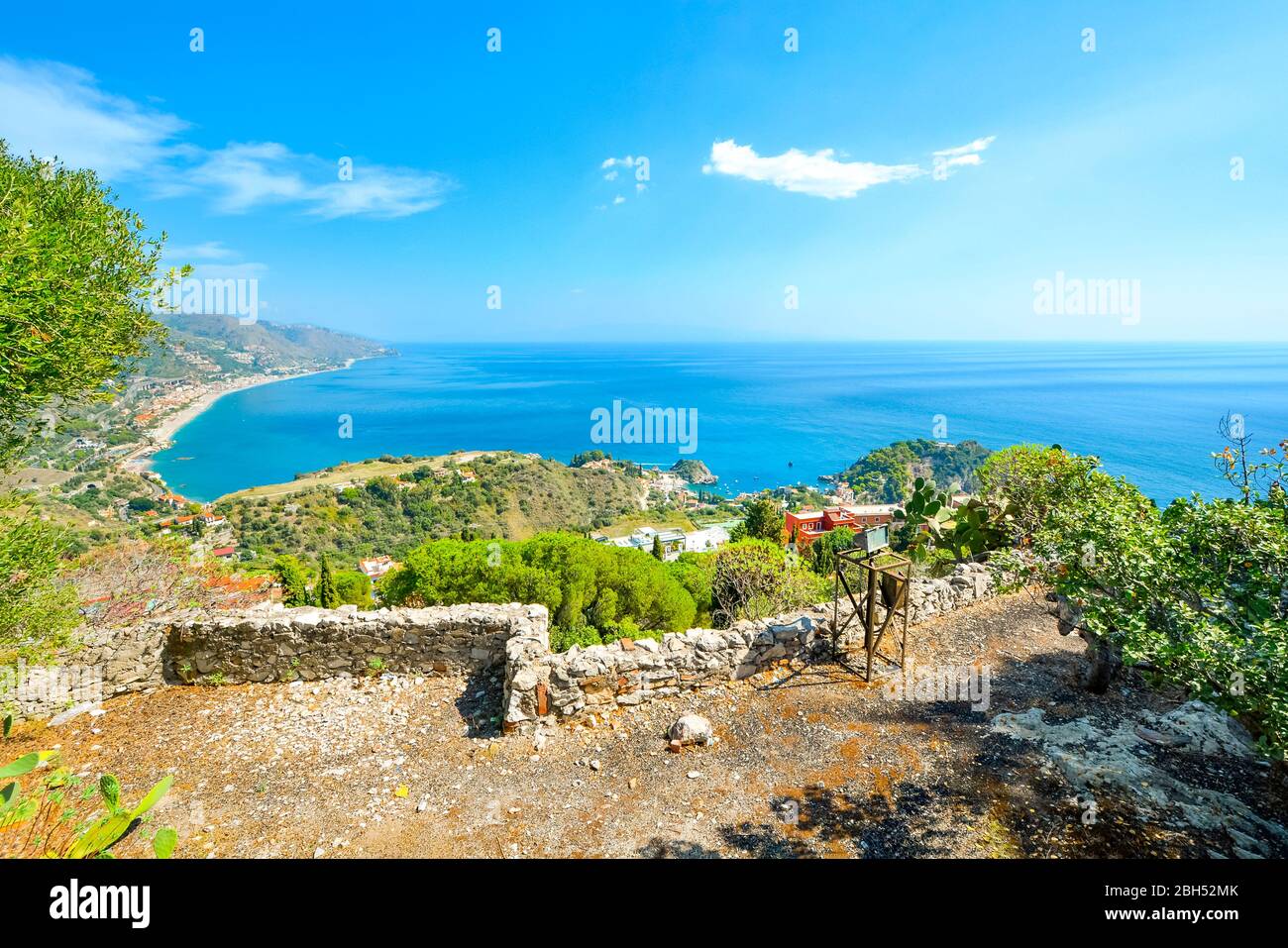 Blick auf die Insel Isola Bella und das Mittelmeer von einer Straße in Taormina Italien auf der Insel Sizilien. Stockfoto