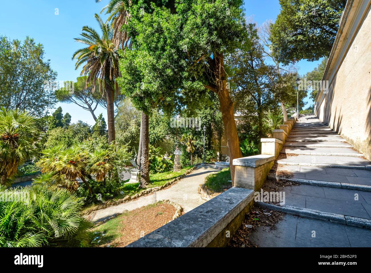 Der Weg von der Piazza del Popolo zum Dorf Borghese und den Gärten Borghese auf dem Hügel Pincian mit Blick auf Rom, Italien. Stockfoto