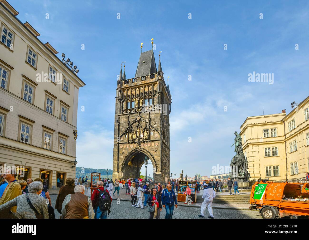 Touristen besuchen den gotischen Altstädter Turm am Fuße der Karlsbrücke an einem sonnigen Tag in Prag, Tschechische Republik Stockfoto