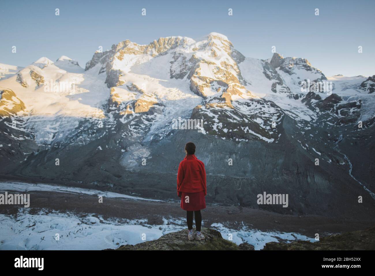 Frau auf Felsen am Gornergletscher im Wallis, Schweiz Stockfoto