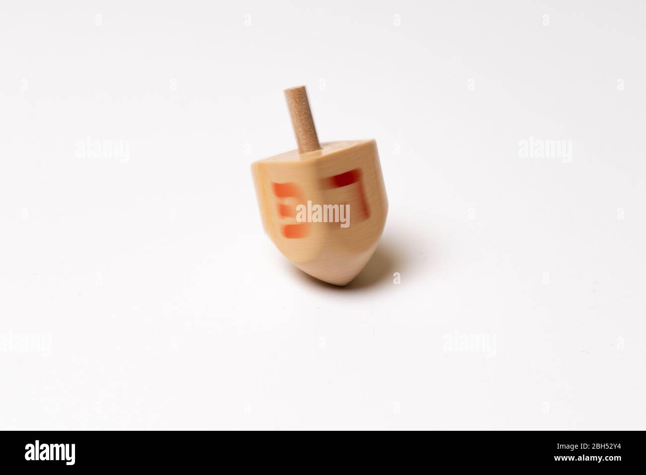 Driedle Spinnen hölzernen Spinning Top mit hebräischen Buchstaben traditionelle Chanukka Spielzeug jüdischen Urlaub weißen Hintergrund Raum für Text Marmor Stockfoto