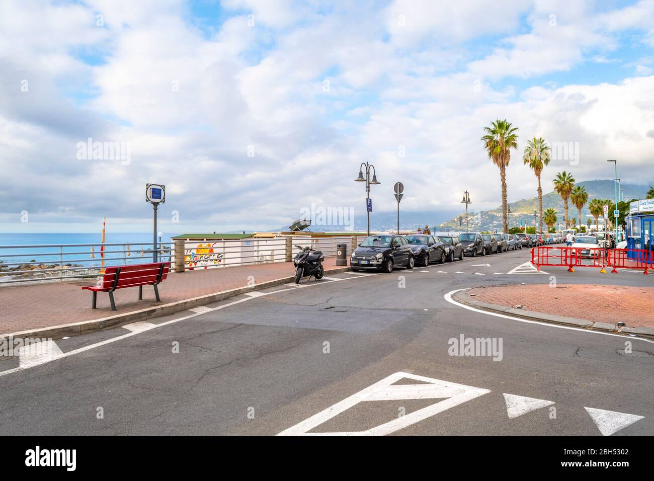 Die Hauptstrasse entlang des Mittelmeers und des Strandes durch die Stadt Ventimiglia, Italien, in der Region Imperia der italienischen Riviera Stockfoto