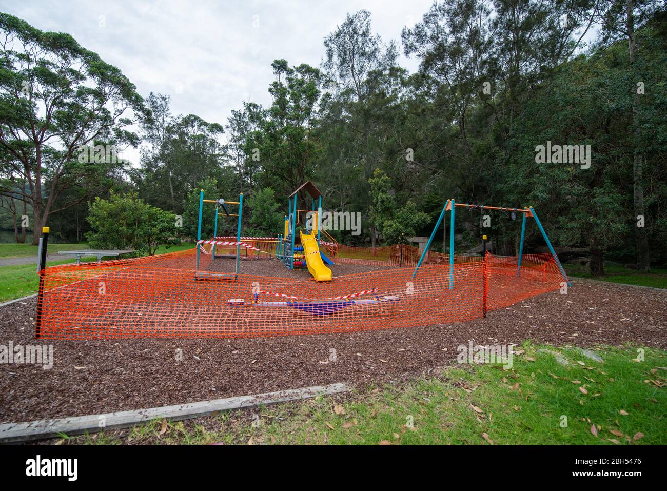 Aufgrund der COVID-19-Pandemie ist ein öffentlicher Kinderspielplatz geschlossen und für die Öffentlichkeit abgezäunt. Stockfoto