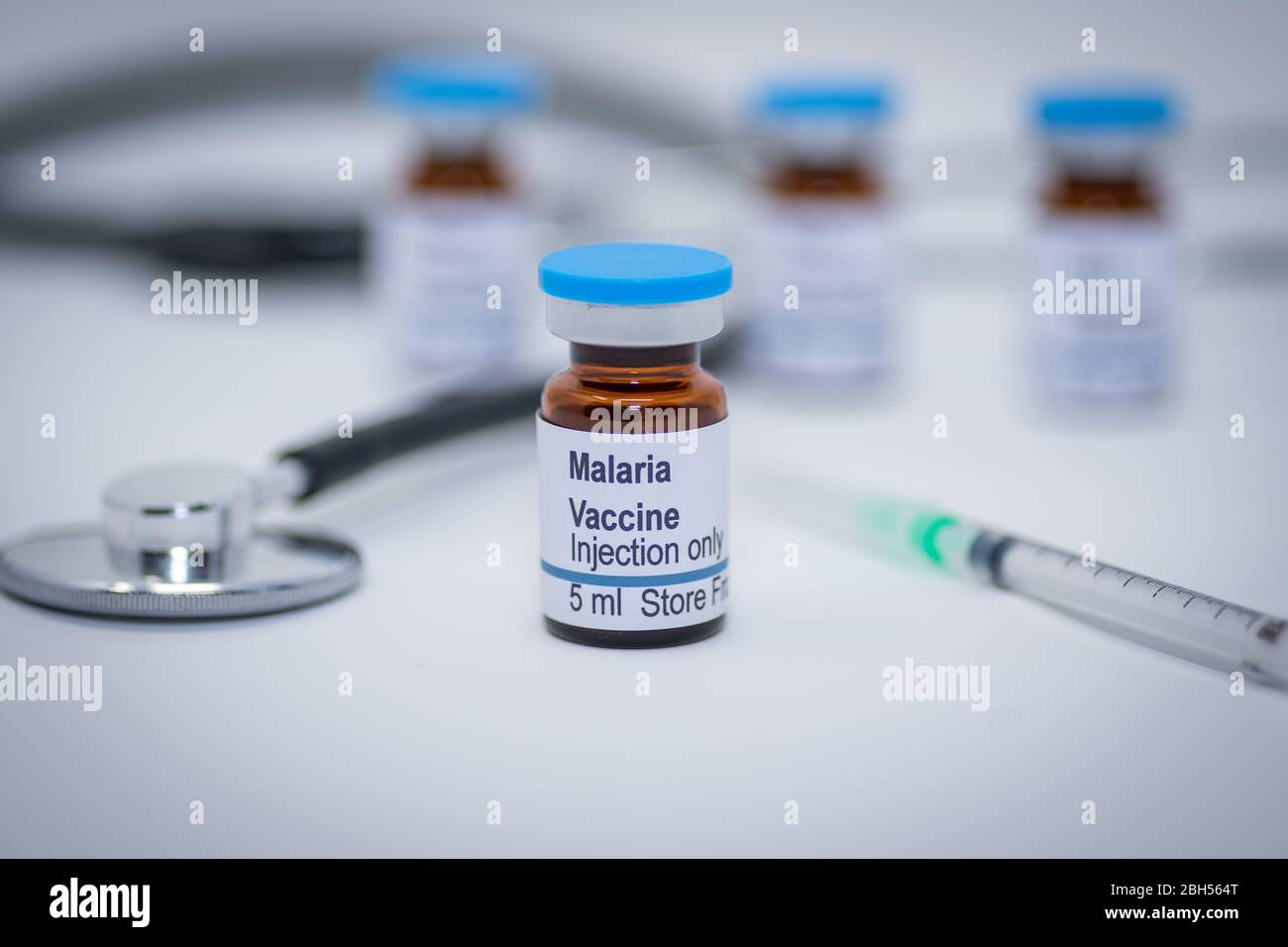 Malaria-Impfphial mit Stethoskop und Spritze Stockfoto