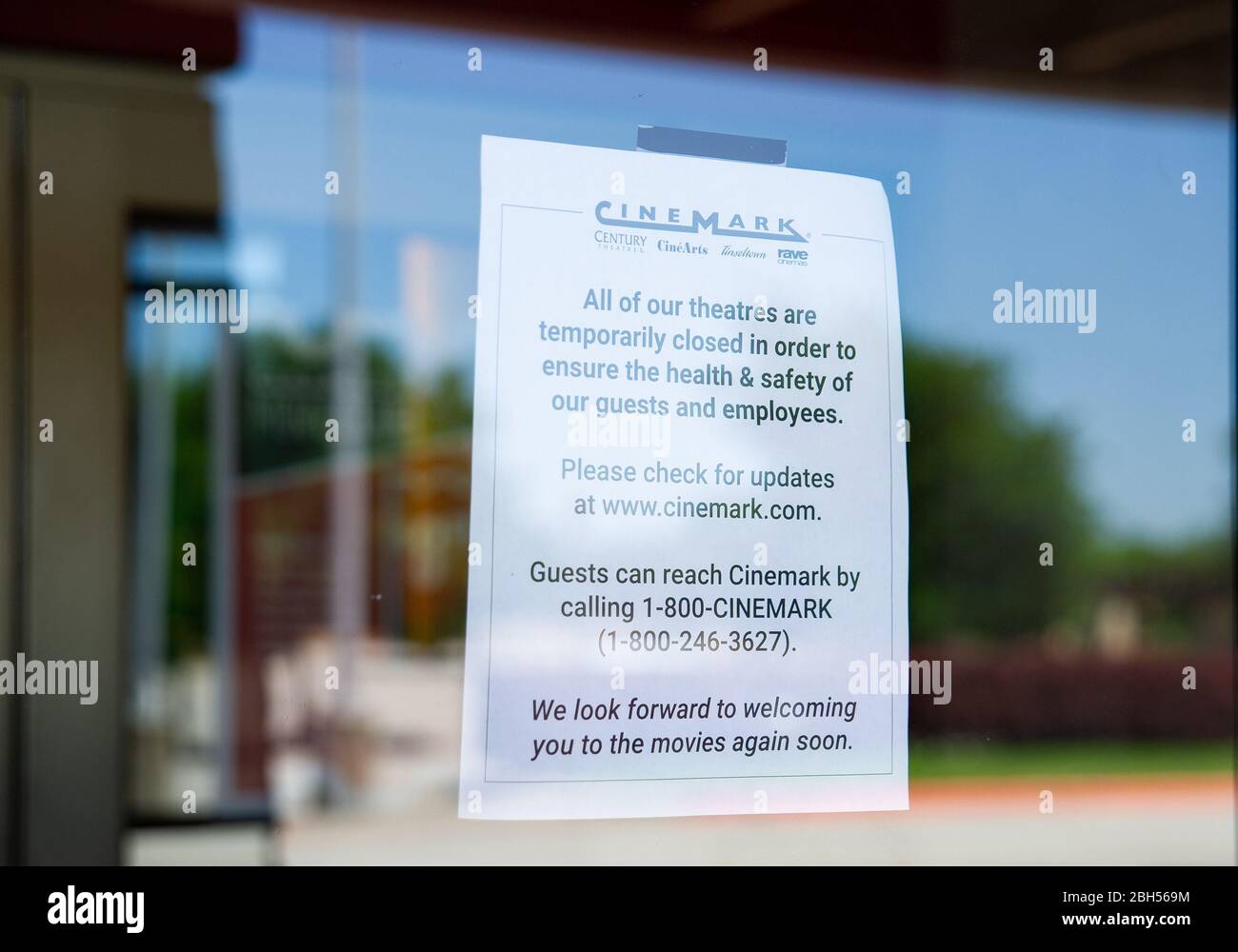 April 23 2020: Das Schild an der Tür des Cinemark Move Theaters ist im Round Rock Premium Outlet in Round Rock, Texas, geschlossen. Matthew Lynch/CSM Stockfoto