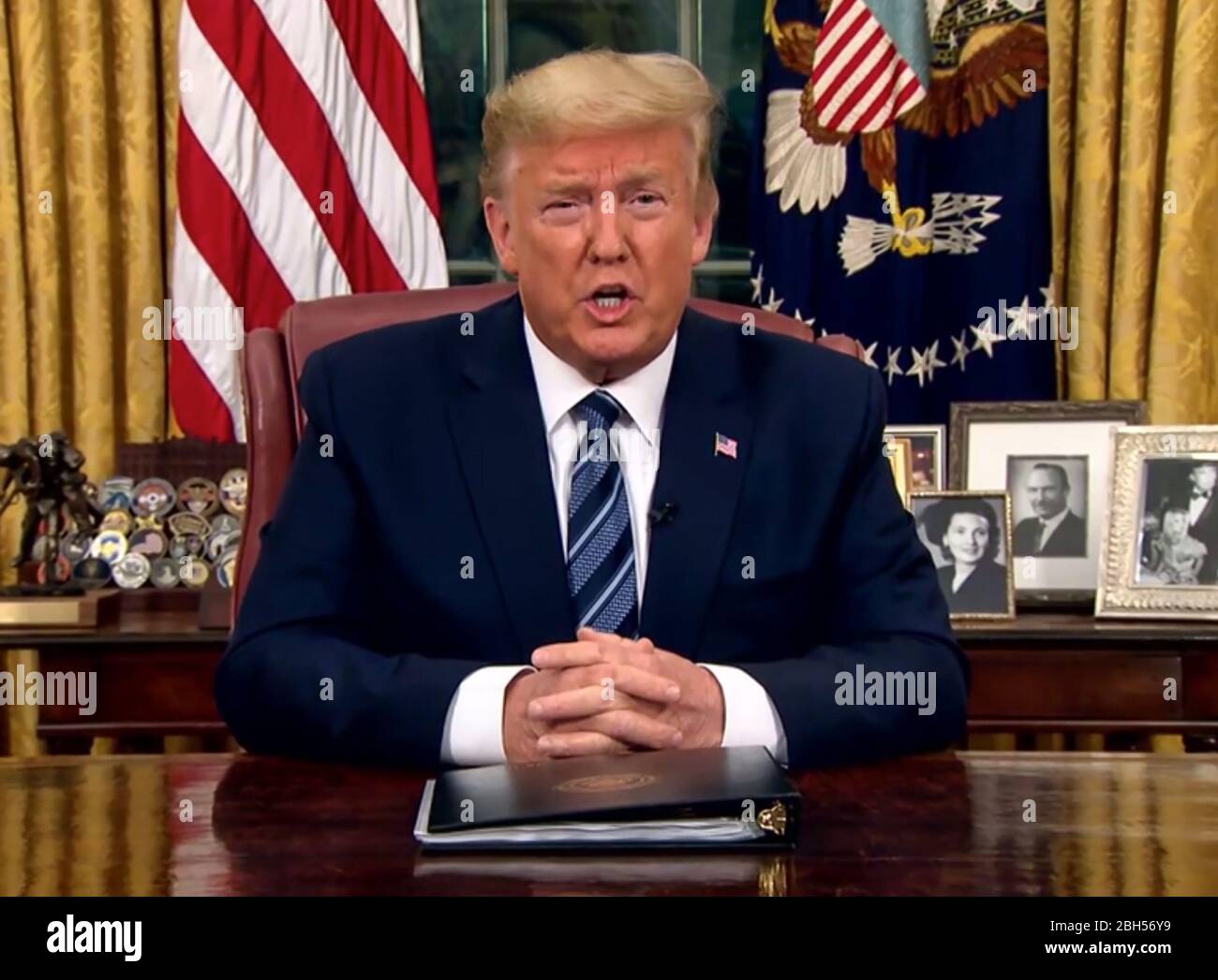 US-Präsident Donald Trump spricht am 11. März 2020 vom Oval Office des Weißen Hauses aus über die Coronavirus-Pandemie, ein europäisches Reiseverbot und ein Konjunkturpaket für US-Bürger und kleine Unternehmen. (USA) Stockfoto