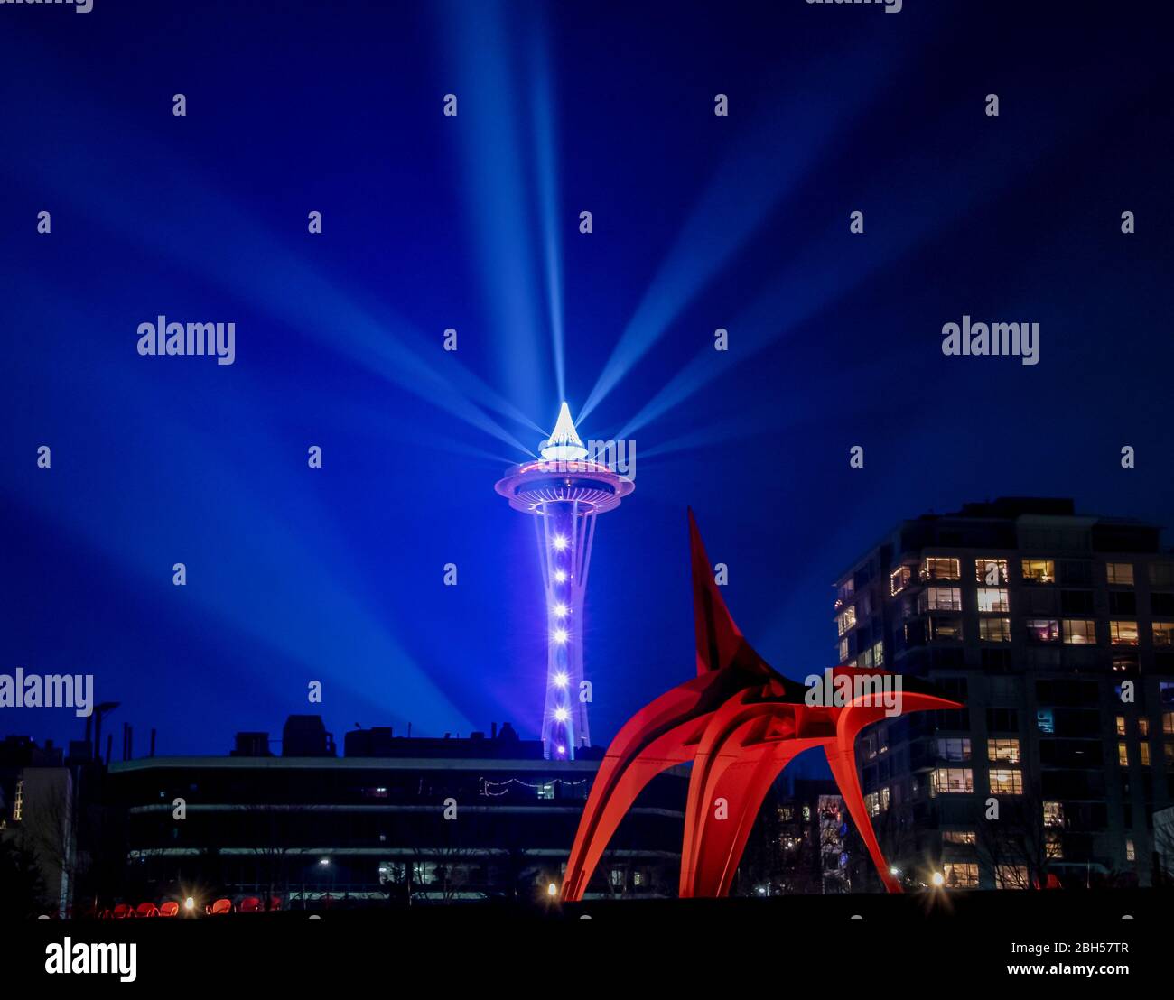 Die Space Needle Light Show mit der Eagle Sculpture Stockfoto