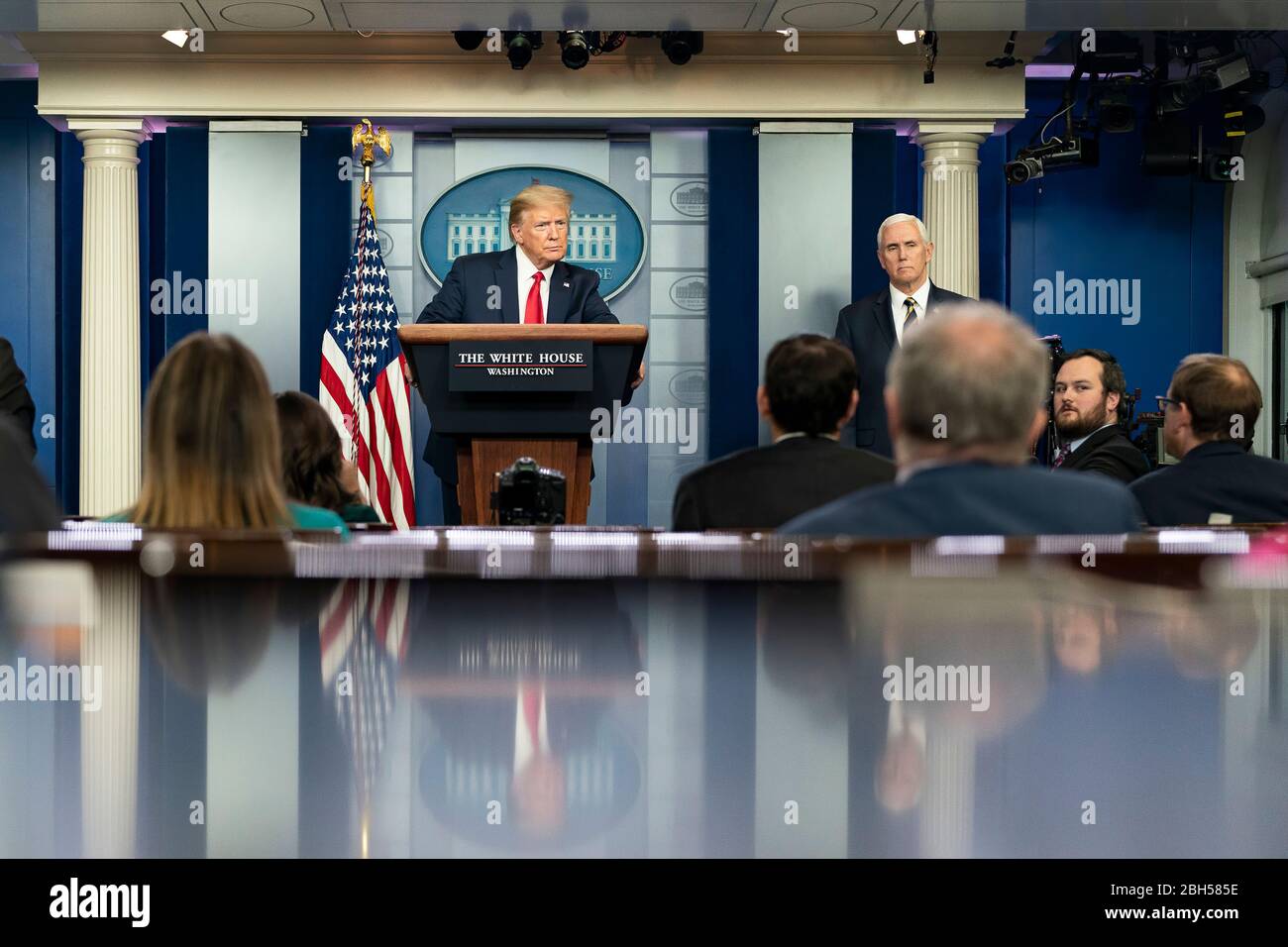 White House Coronavirus Update Briefing Präsident Donald J. Trump hört sich die Frage eines Reporters während des Coronavirus Update Briefing Mittwoch, 22. April 2020, im James S. Brady White House Press Briefing Room des Weißen Hauses an. Stockfoto