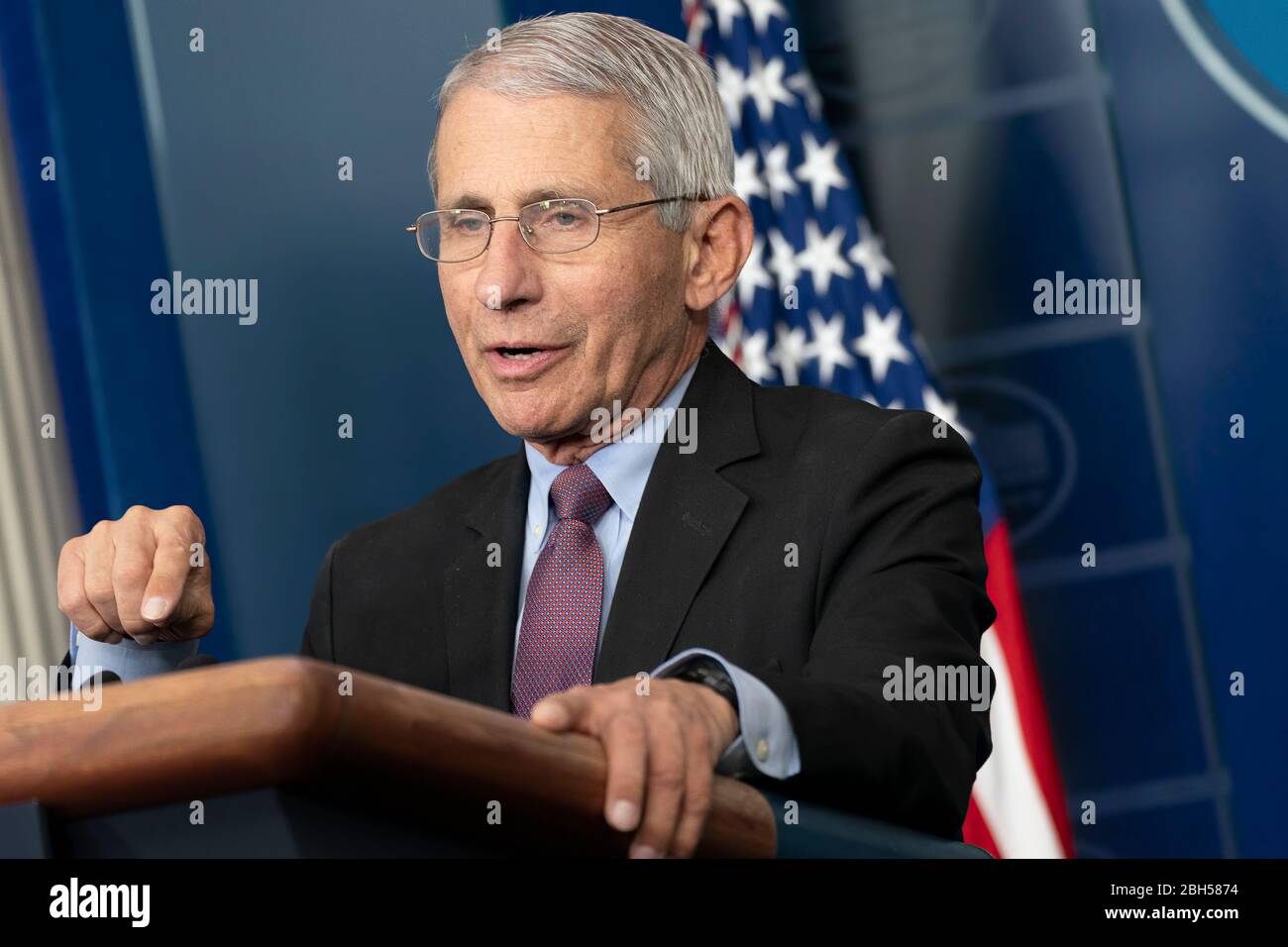 White House Coronavirus Update Briefing Direktor des National Institute of Allergy and Infectious Diseases Dr. Anthony S. Fauci spricht seine Bemerkungen und fordert die Bürger auf, weiterhin die Coronavirus-Richtlinien des Präsidenten während einer Coronavirus (COVID-19) Briefing zu folgen Stockfoto