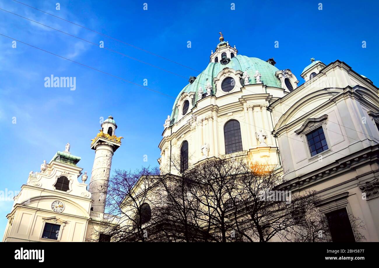 St. Charles Kirche, Karl Kirche oder Wiener Karlskirche am Karlsplatz barocke Wurmperspektive mit blauem Himmel Hintergrund in Wien, Österreich Stockfoto