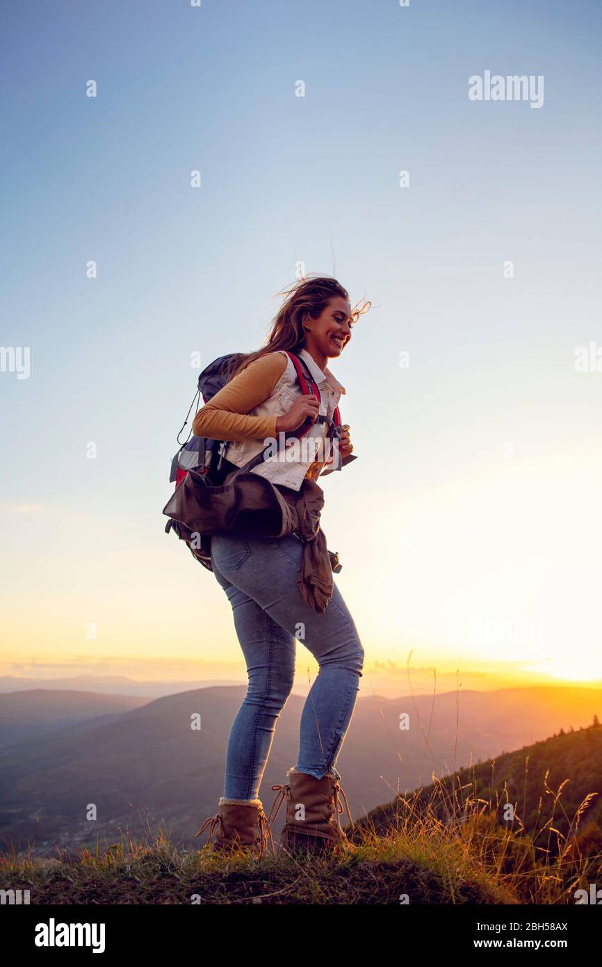 Porträt der glückliche junge Frau Wandern in den Bergen Stockfoto