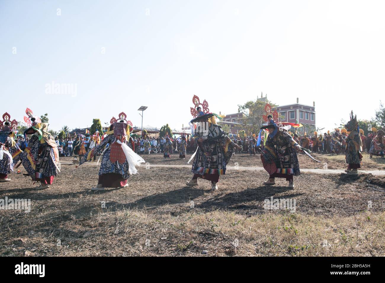 Cham Tanz mit Masken von tibetischen Mönchen während Losar (Tibetisches Neujahr) in Gurupura tibetischen Siedlung, Karnataka, Südindien. Stockfoto