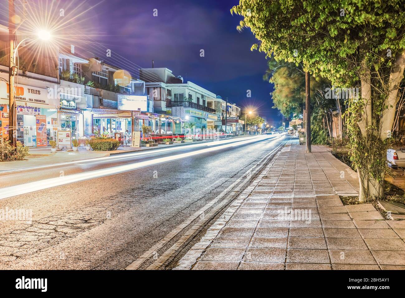 Paphos, Zypern - 22. September 2016: Ein Fragment der Stadt bei Nacht. Stockfoto