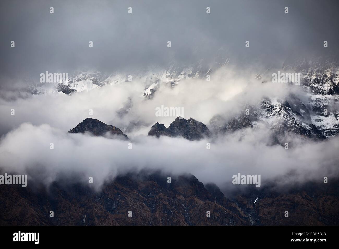 Schöne Landschaft des Himalaya Mountain von Wolken umgeben in Nepal Stockfoto