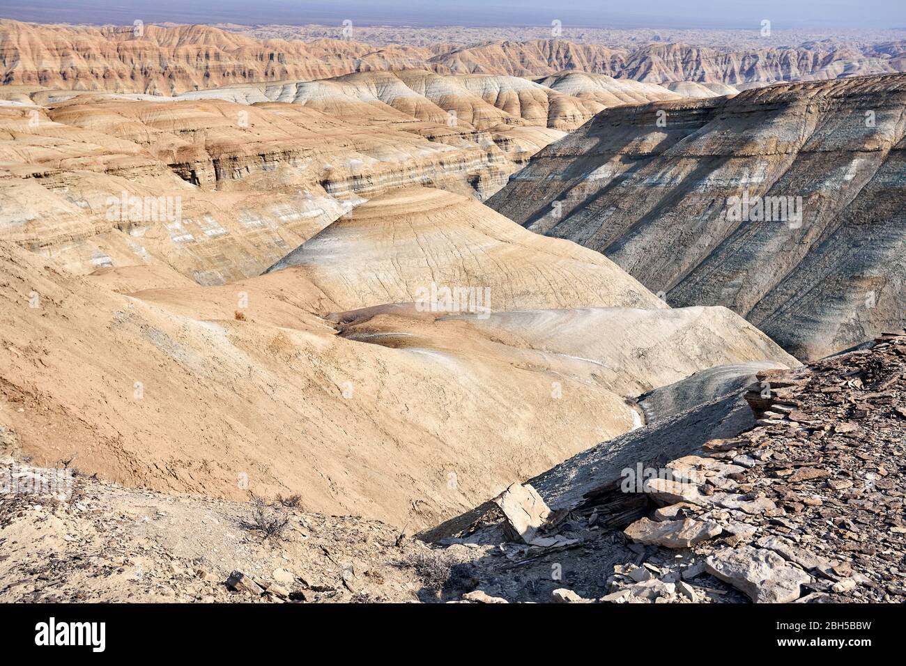 Bizarr übereinander geschichteten Berge im Desert Park Altyn Emel in Kasachstan Stockfoto