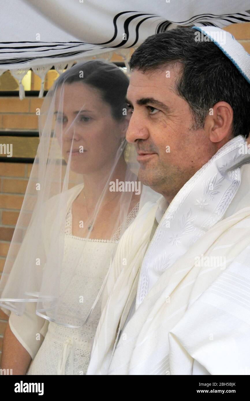 Judische Braut Und Brautigam In Einem Modernen Orthodoxe Hochzeit Einer Synagoge Geheiratet Stockfotografie Alamy 