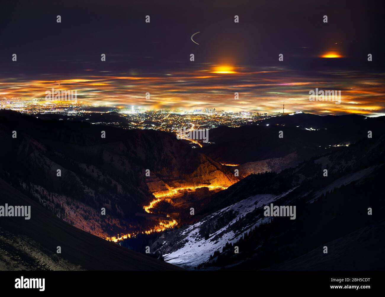 Almaty City Lights an nebligen Winter Nacht Blick von den Bergen, Kasachstan, Mittelasien. Stockfoto