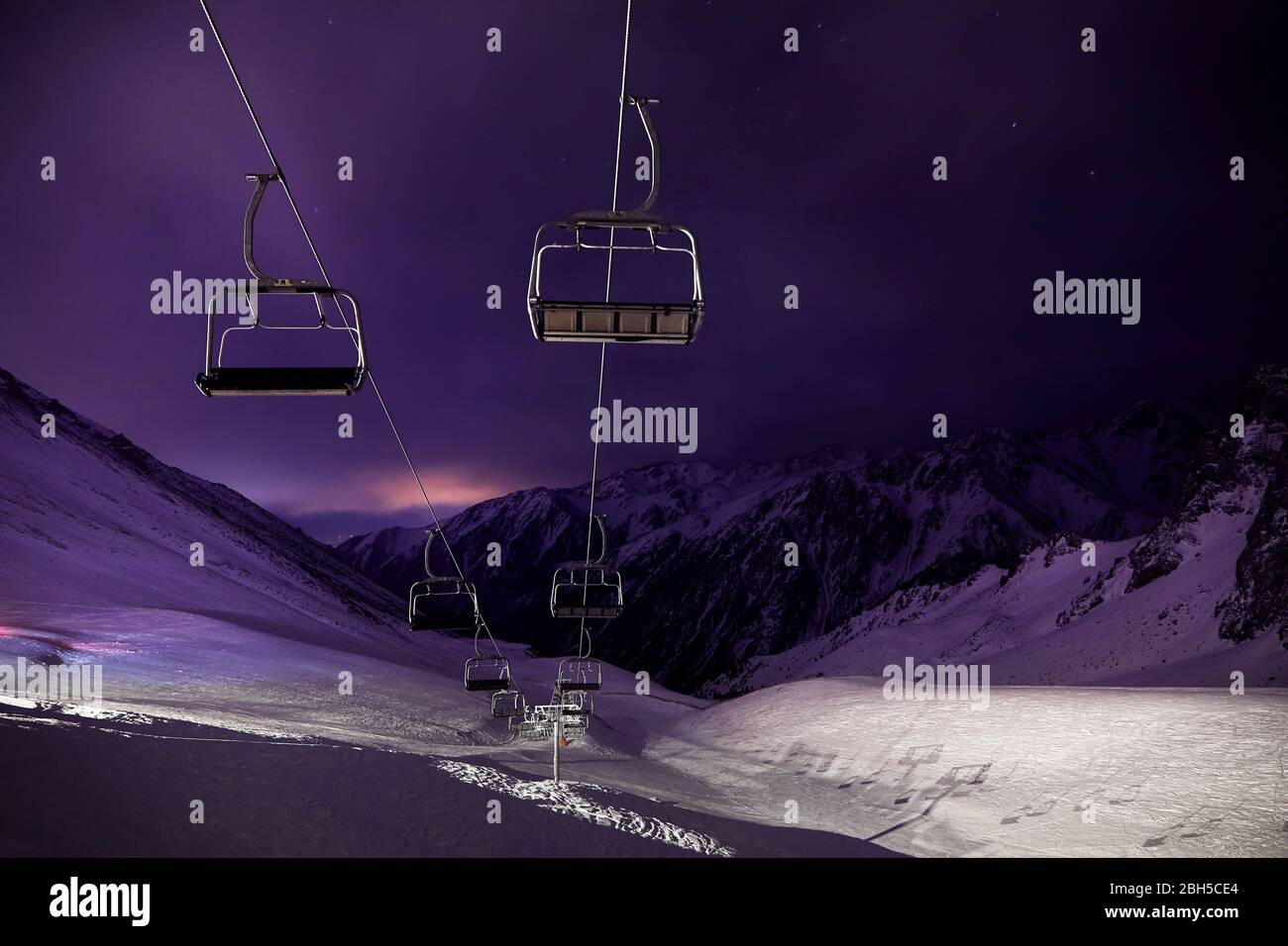 Cable Car Station am Berg mit Sternenhimmel in Shymbulak ski resort in Almaty, Kasachstan Stockfoto