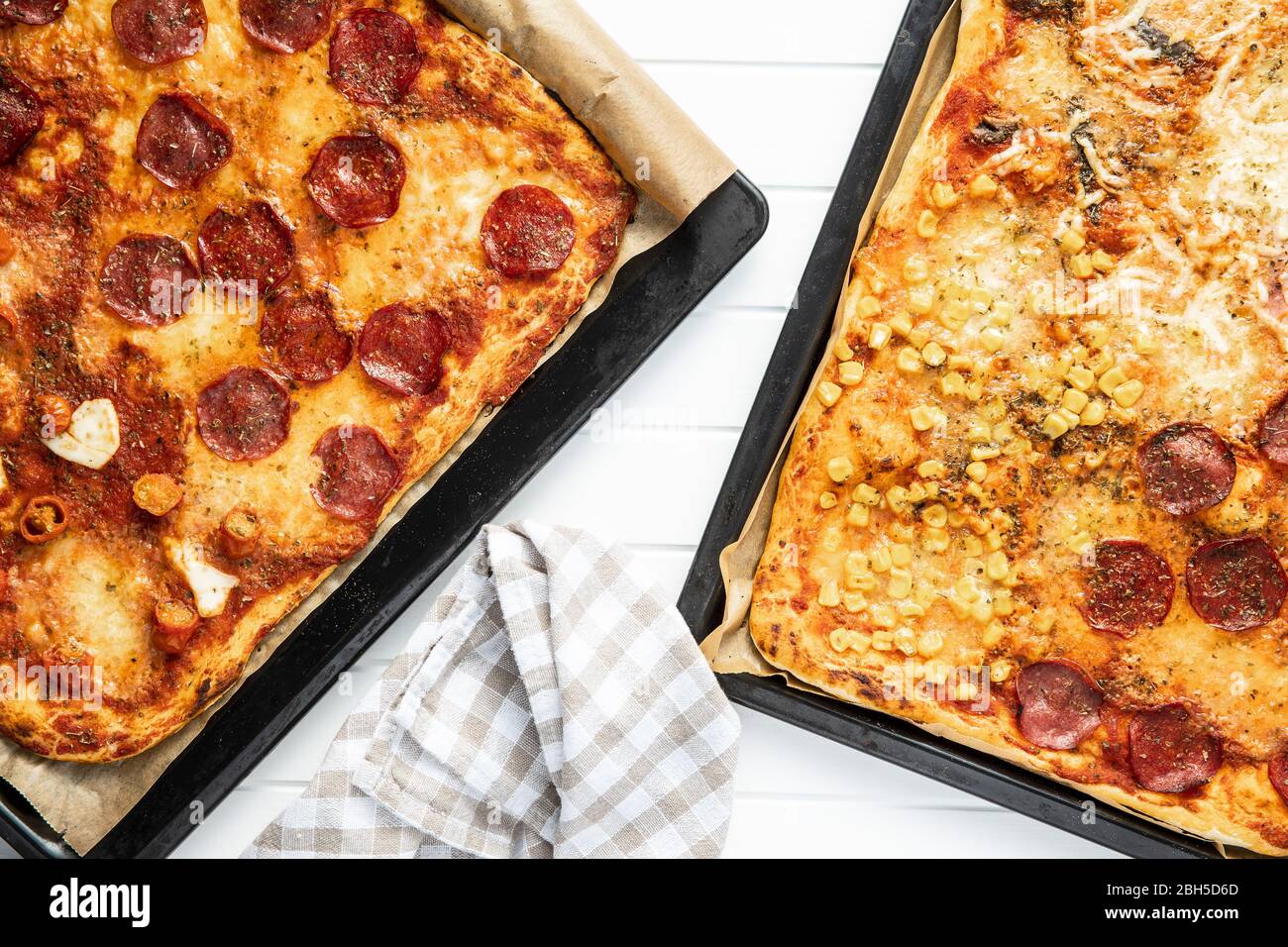 Hausgemachte italienische Pizza. Draufsicht. Stockfoto