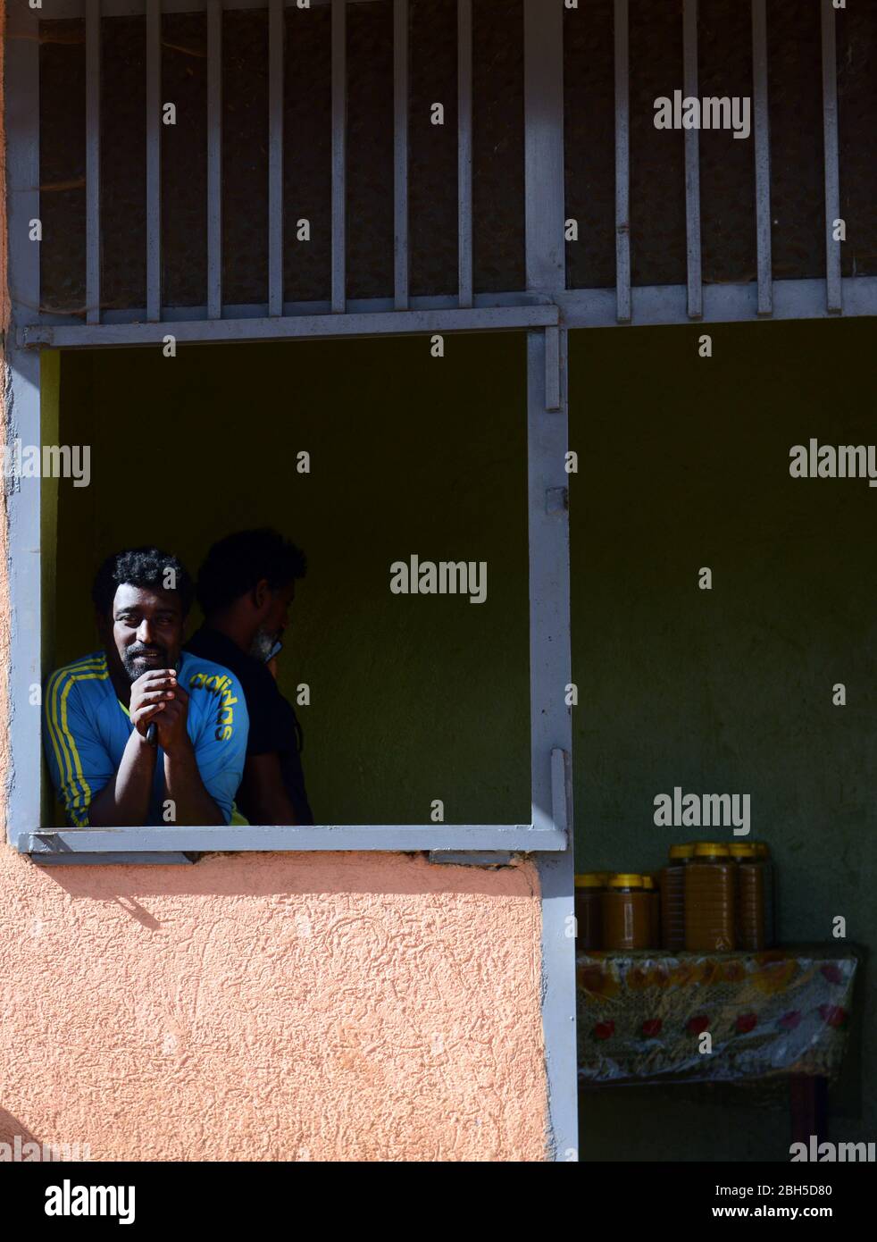 Äthiopischer Mann lächelt. Stockfoto