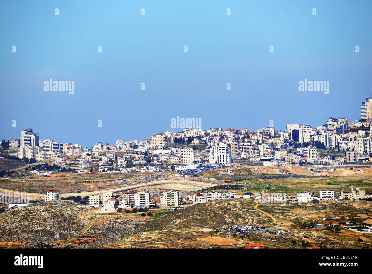 Ein weiter Blick auf palästinensische Viertel in der Ramallah-Gegend. Stockfoto