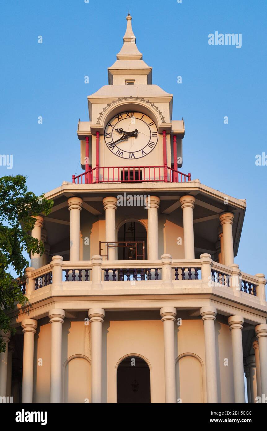 Ein aufwendiger alter Uhrturm an der Sanam Chai Road im alten Stadtzentrum (Rattanakosin Island oder Phra Nakhon) von Bangkok, Thailand Stockfoto