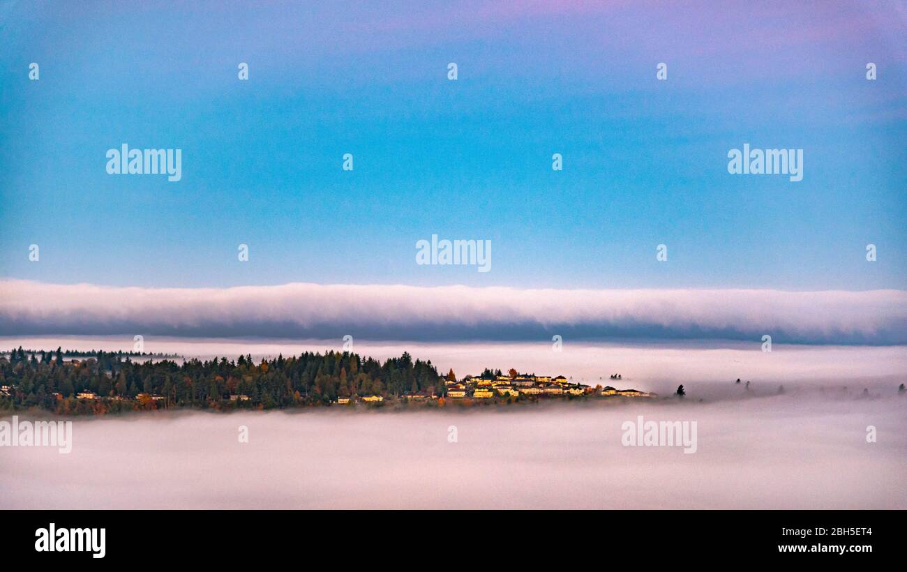 Pazifischer Nordwesthügel über den Wolken in Puyallup, WA Stockfoto