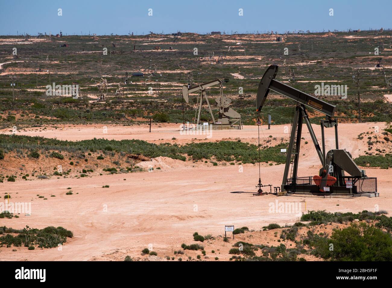 Eddy County, New Mexico, USA. April 2020. Ölfelder im Permian Basin in Eddy County, New Mexico. Quelle: Joel Angel Juarez/ZUMA Wire/Alamy Live News Stockfoto