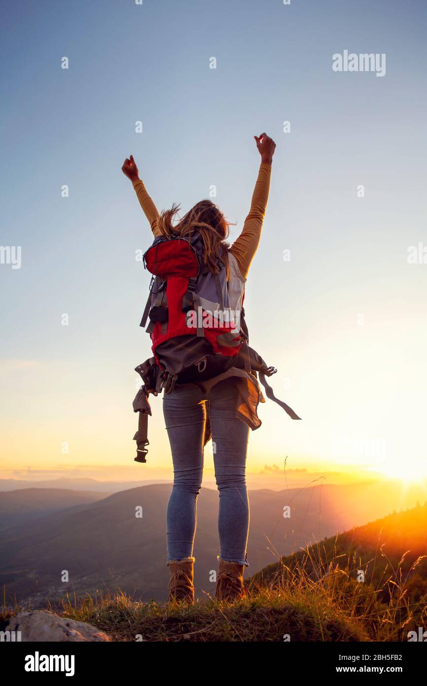 jubelnde Frau Wanderer offenen Armen am Berggipfel Stockfoto