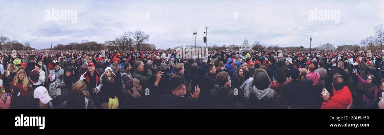 Große Menge von Donald Trump-Anhängern hört sich die Antrittsrede an, während der gewählte Präsident während seiner Vereidigung in der National Mall den Treueid ablegt. Schätzungsweise 300,000 bis 600,000 Personen nahmen an der öffentlichen Zeremonie am Freitag, den 20. Januar 2017, an der Westfront des Kapitols der Vereinigten Staaten in Washington DC zur 58. Amtseinführung des Präsidenten Teil. Stockfoto