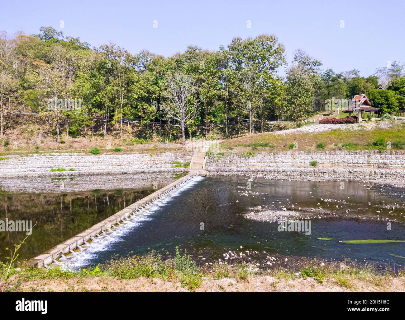 Kleiner Bewässerungsdamm für die Verlangsamung des Wassers nach dem Fließen aus dem großen Damm, verteilt auf das Kulturgebiet im Land Thailand. Stockfoto