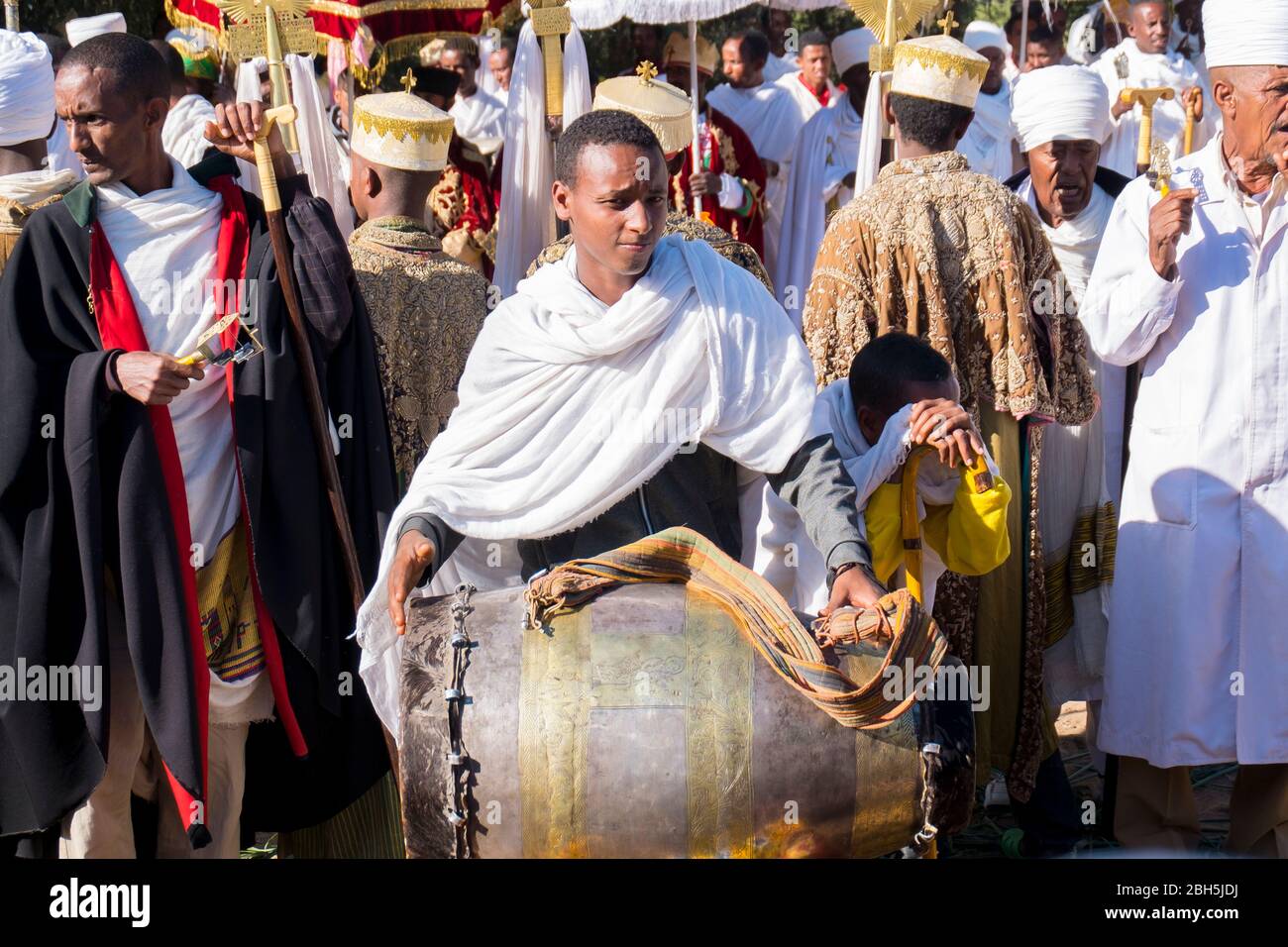 Ein junger Mann ist damit beschäftigt, in Axum eine Timkat-Zeremonie zu trommeln. In Äthiopien, Afrika. Stockfoto